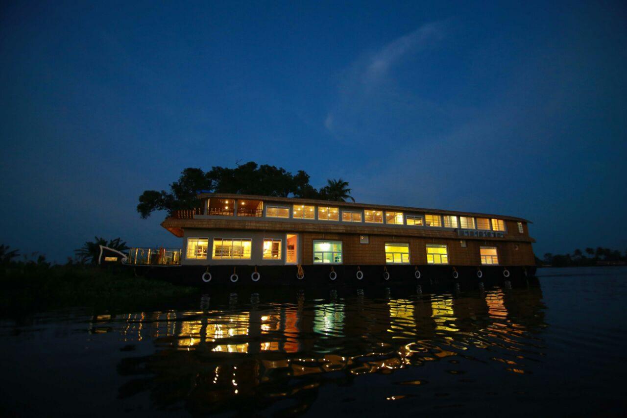 Hotel Indiavacationz Houseboats Alappuzha Esterno foto