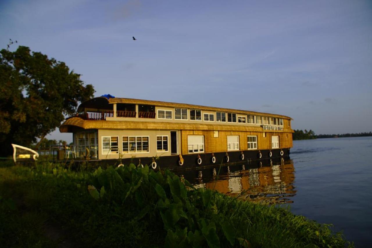 Hotel Indiavacationz Houseboats Alappuzha Esterno foto