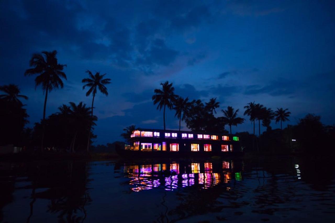 Hotel Indiavacationz Houseboats Alappuzha Esterno foto