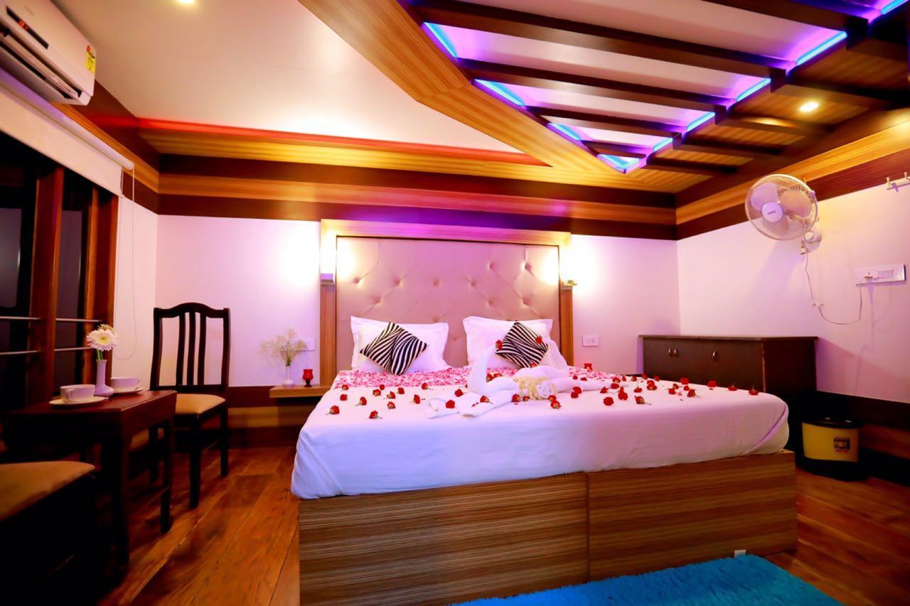 Hotel Indiavacationz Houseboats Alappuzha Esterno foto