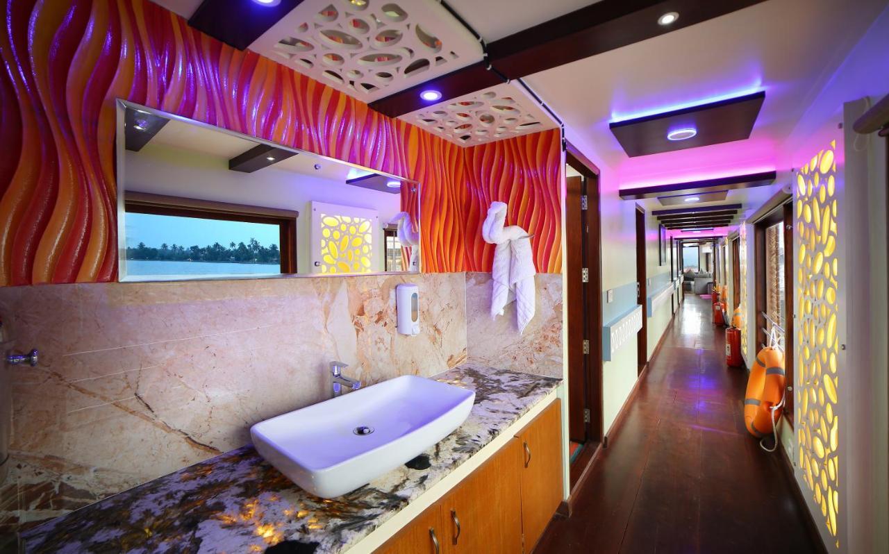 Hotel Indiavacationz Houseboats Alappuzha Esterno foto